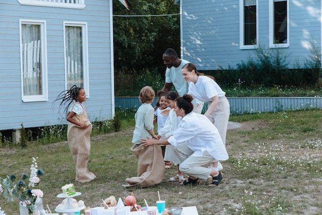 family%20playing%20outside